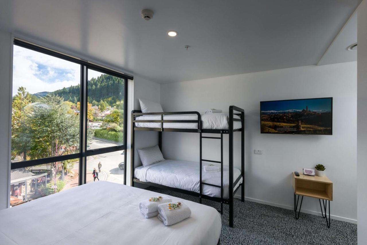 Lylo Queenstown Exterior foto A room at the hotel