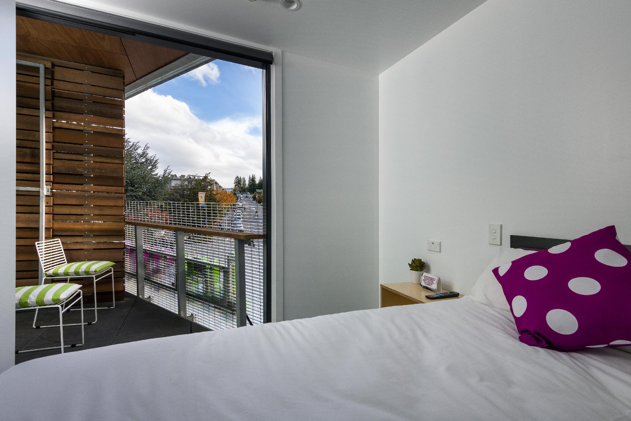 Lylo Queenstown Exterior foto A bedroom at the hotel