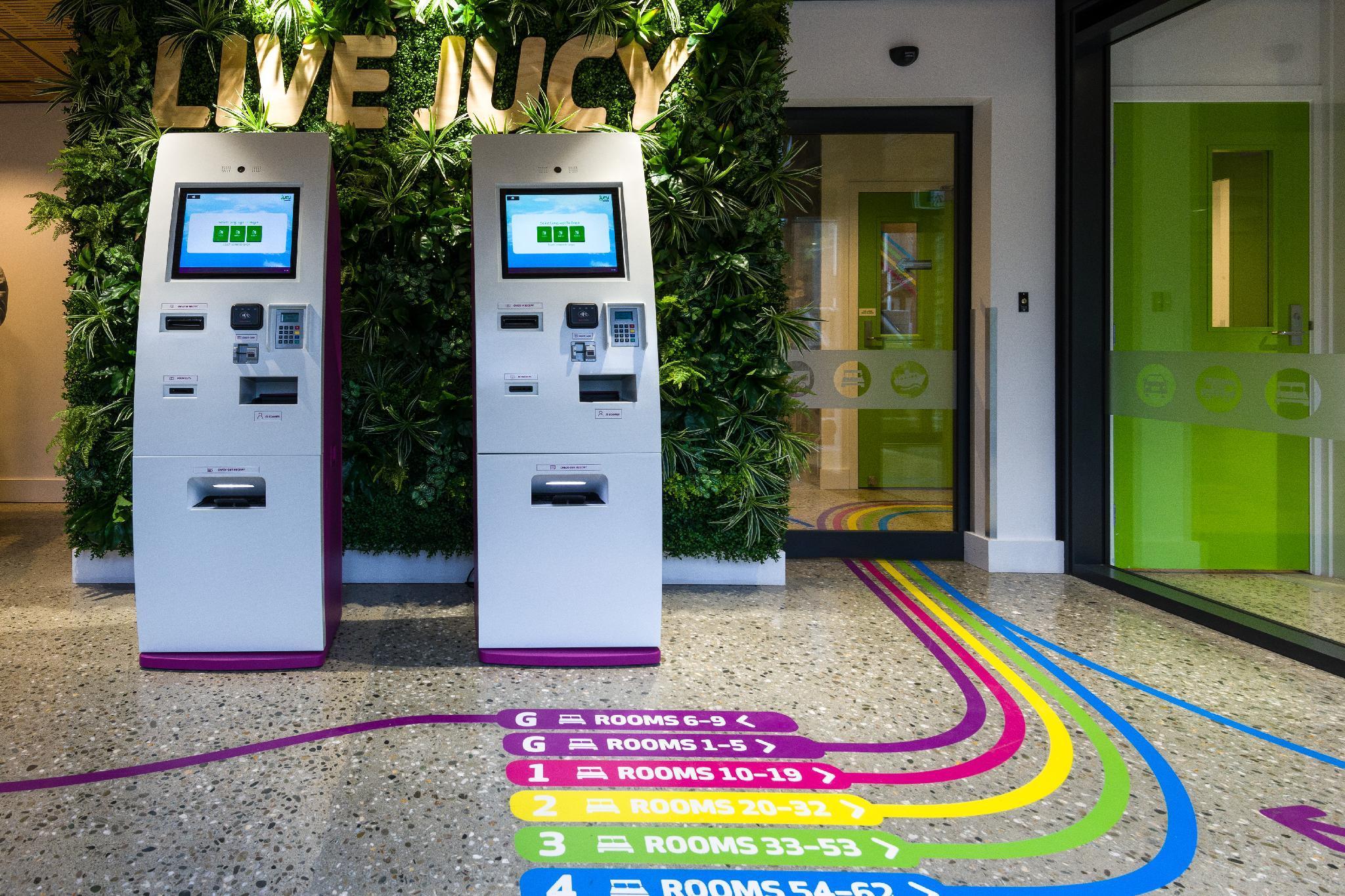 Lylo Queenstown Exterior foto Floor graphics at a hotel