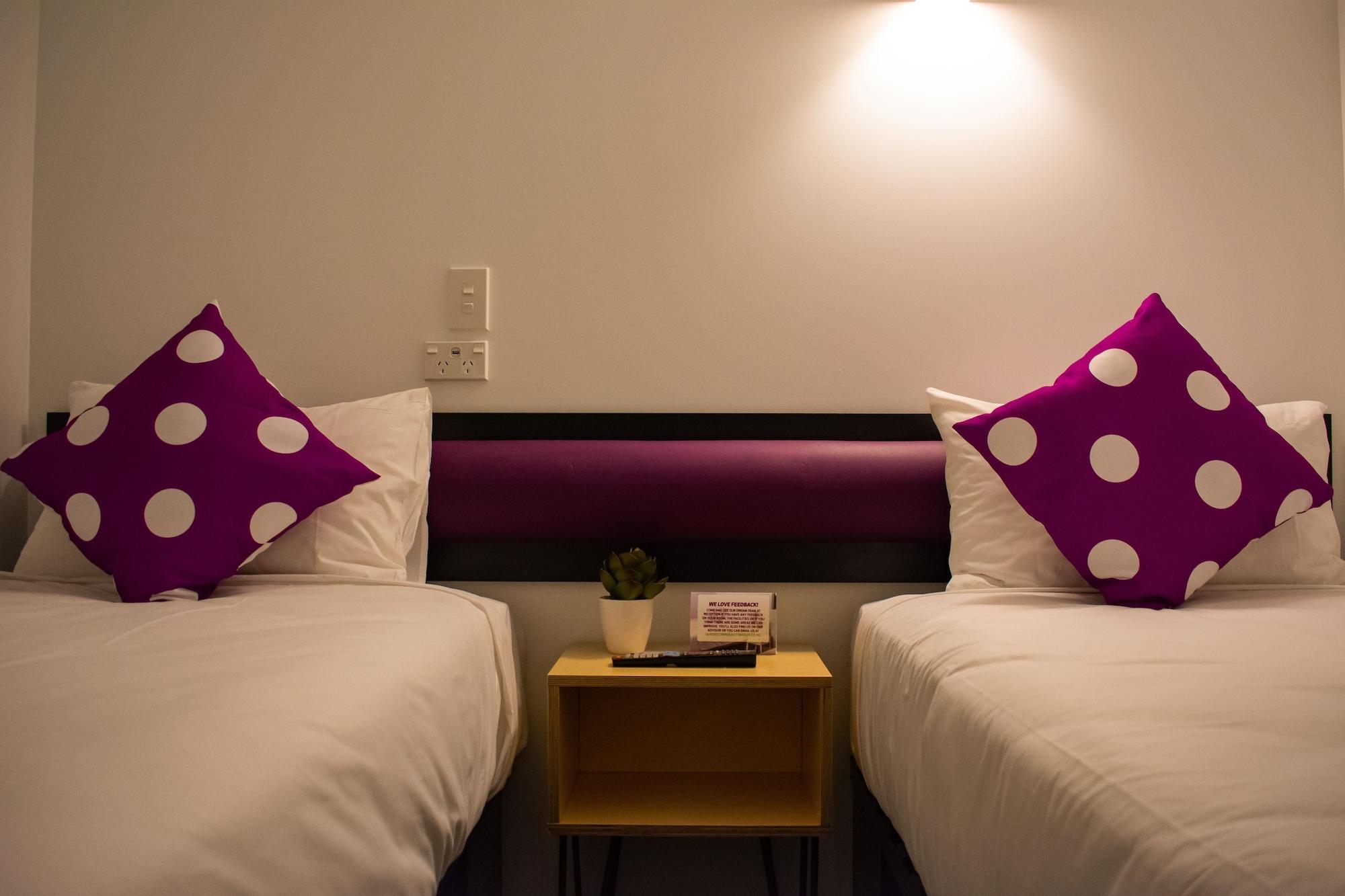 Lylo Queenstown Exterior foto A room at the hotel