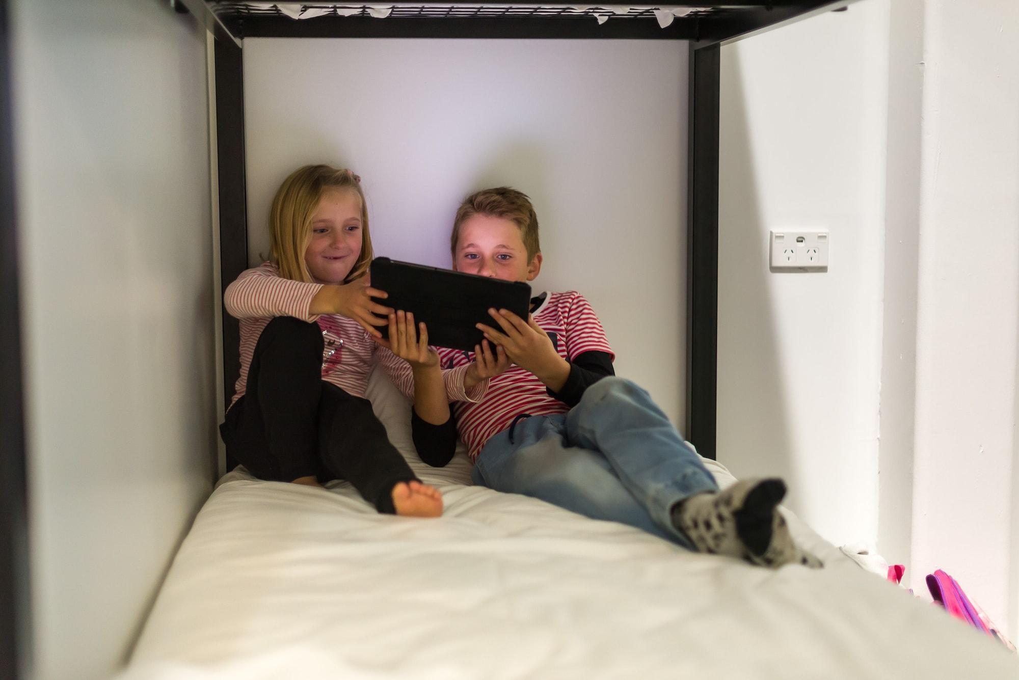 Lylo Queenstown Exterior foto Children using a tablet