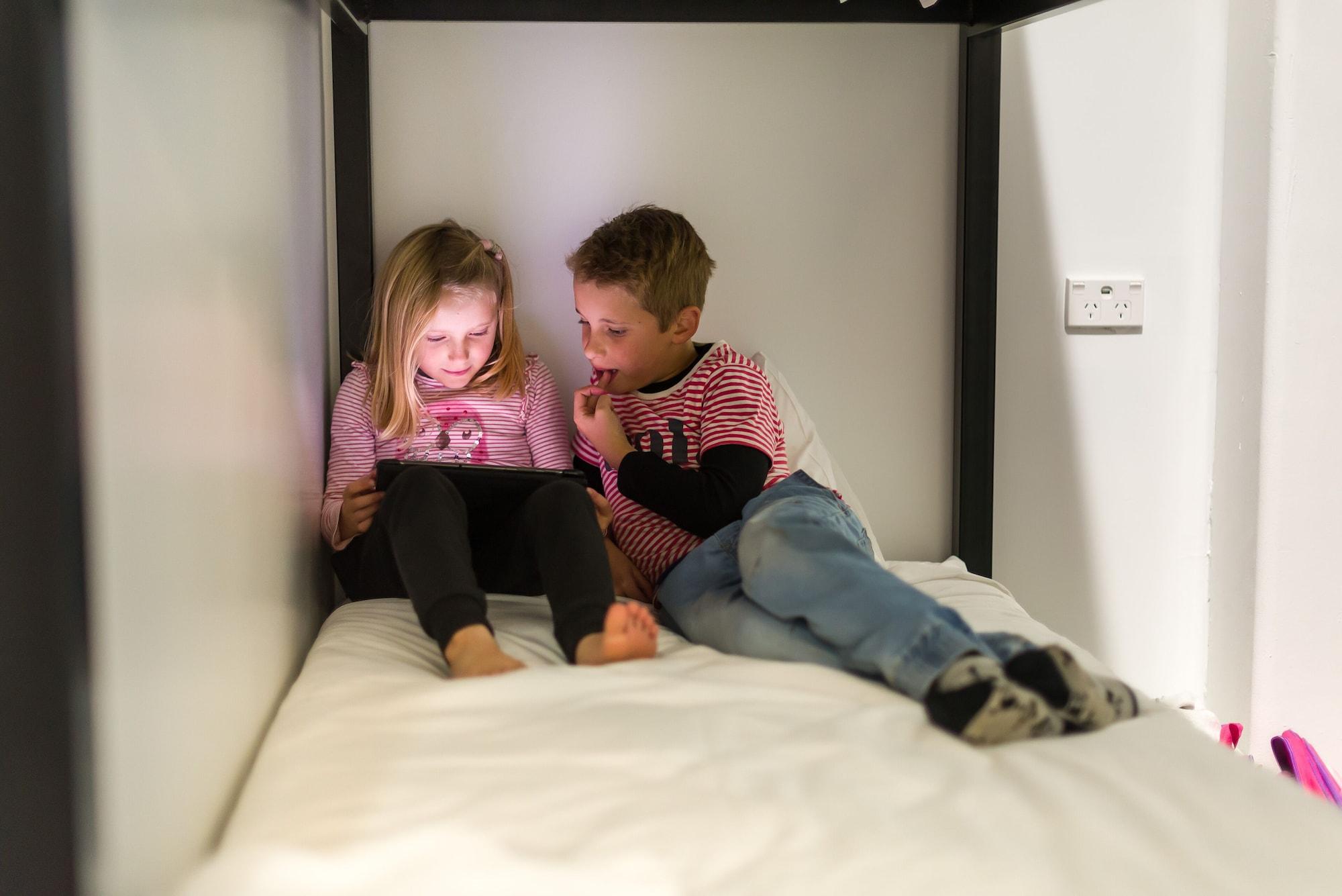 Lylo Queenstown Exterior foto Children using a tablet