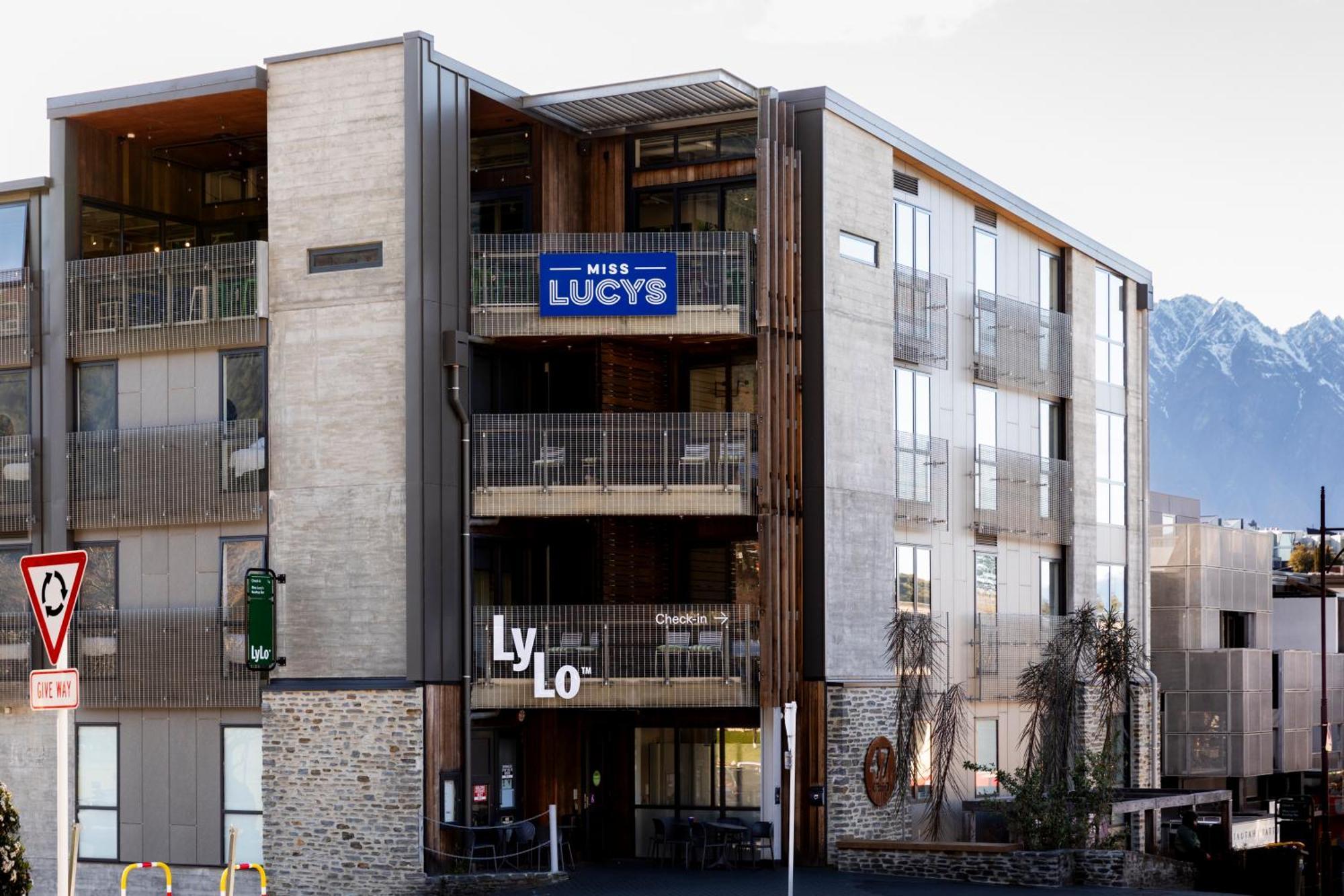Lylo Queenstown Exterior foto Miss Lucy's
