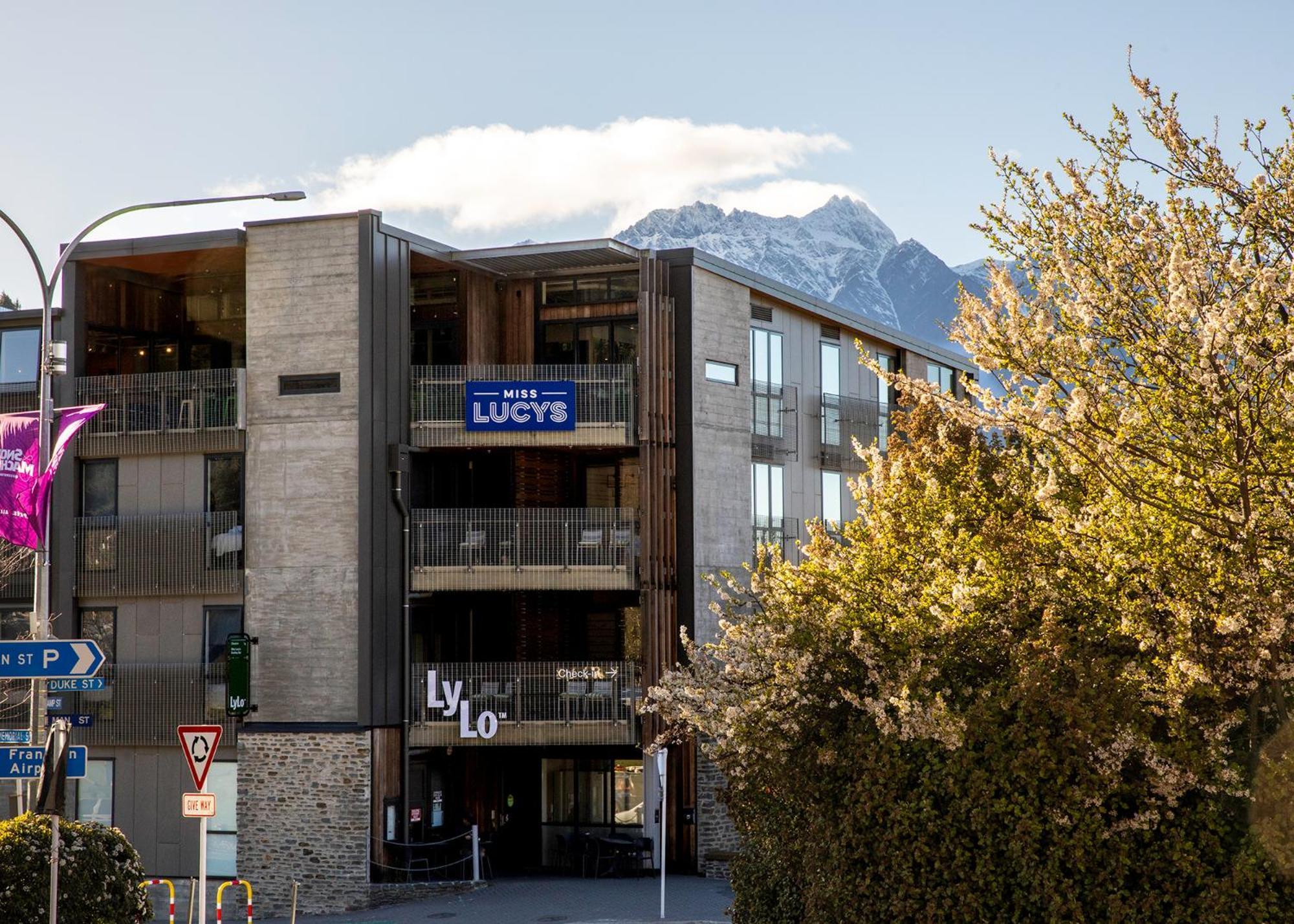 Lylo Queenstown Exterior foto The Lucy's building