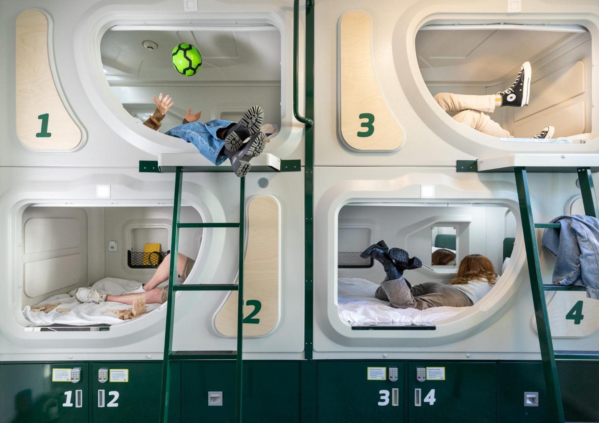 Lylo Queenstown Exterior foto Capsule hotel in Tokyo