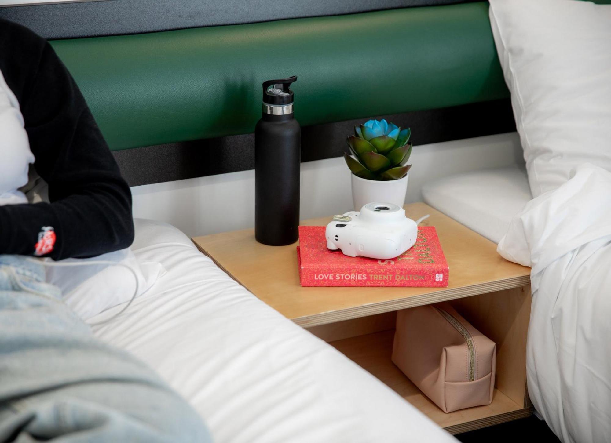 Lylo Queenstown Exterior foto A bedside table