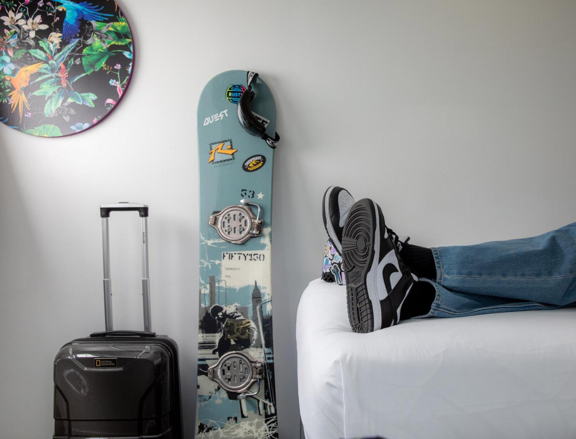 Lylo Queenstown Exterior foto A snowboard leaning against a wall