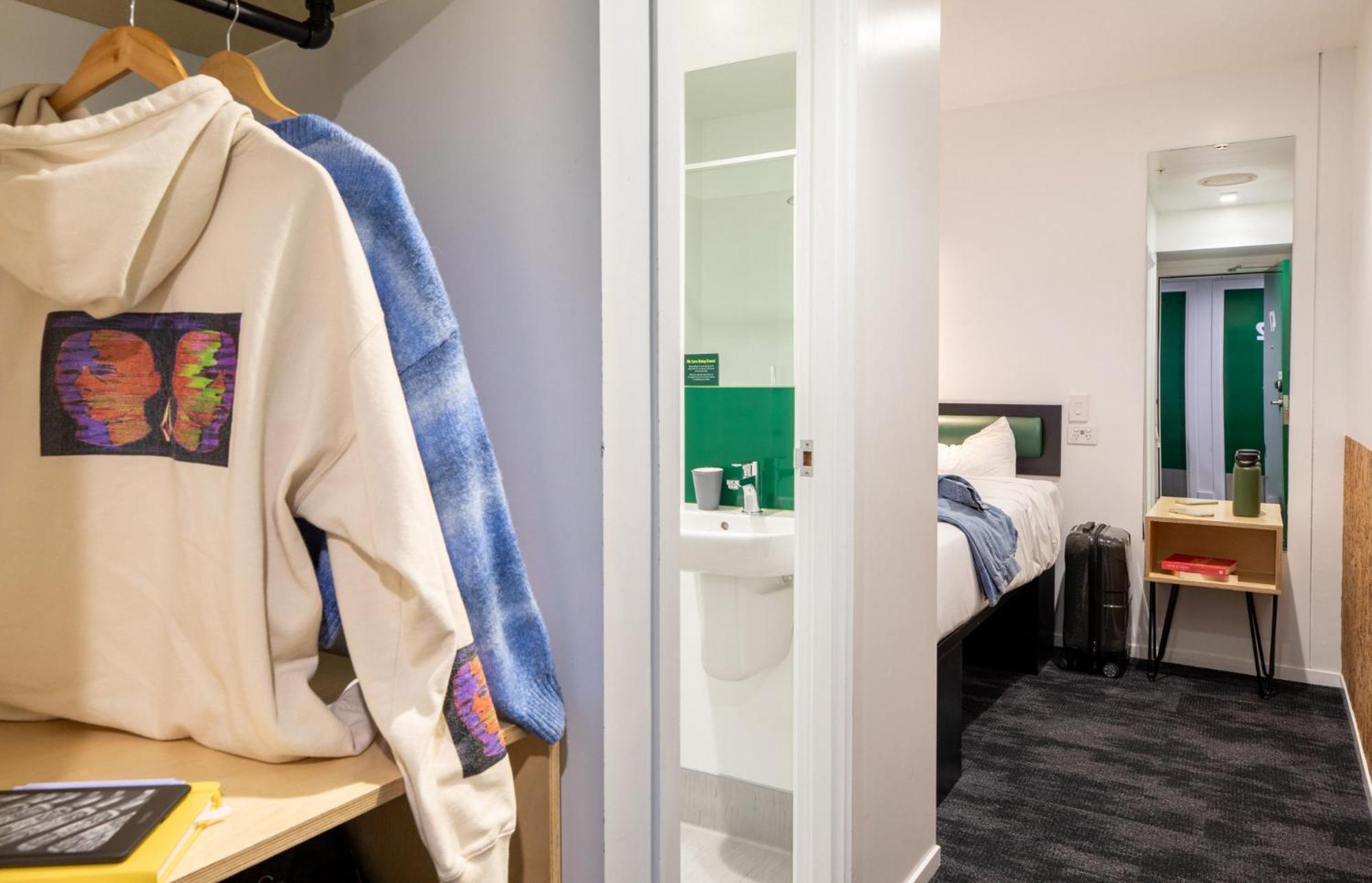 Lylo Queenstown Exterior foto A typical bedroom at the University of Kent