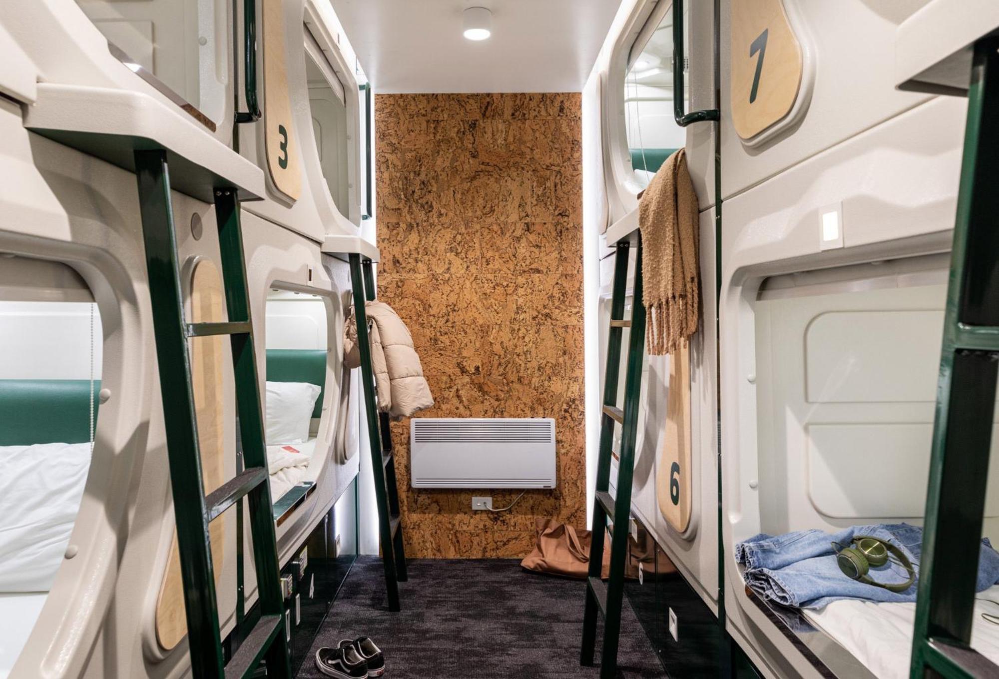 Lylo Queenstown Exterior foto Interior of a capsule hotel