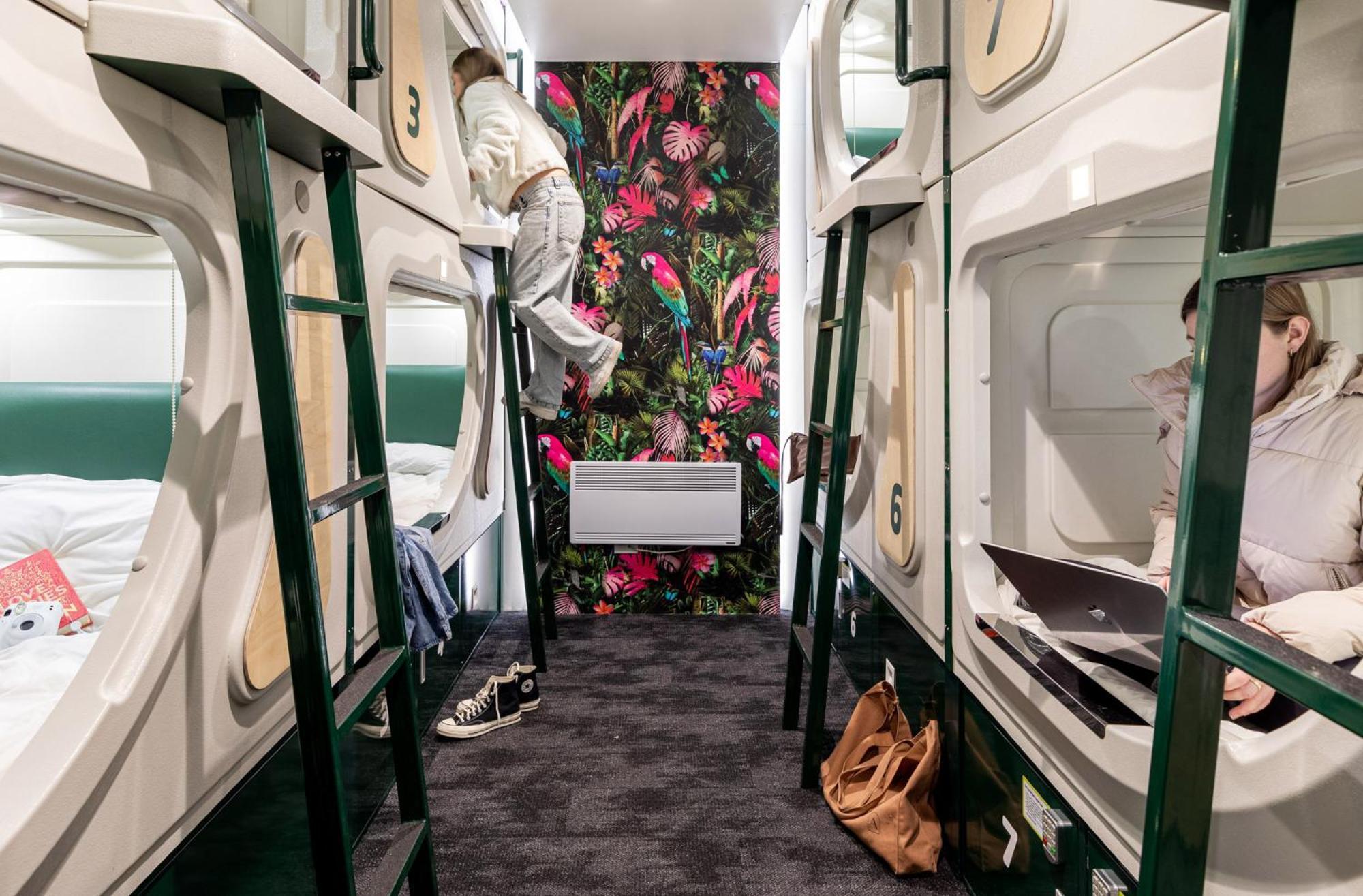 Lylo Queenstown Exterior foto A capsule hotel in Tokyo