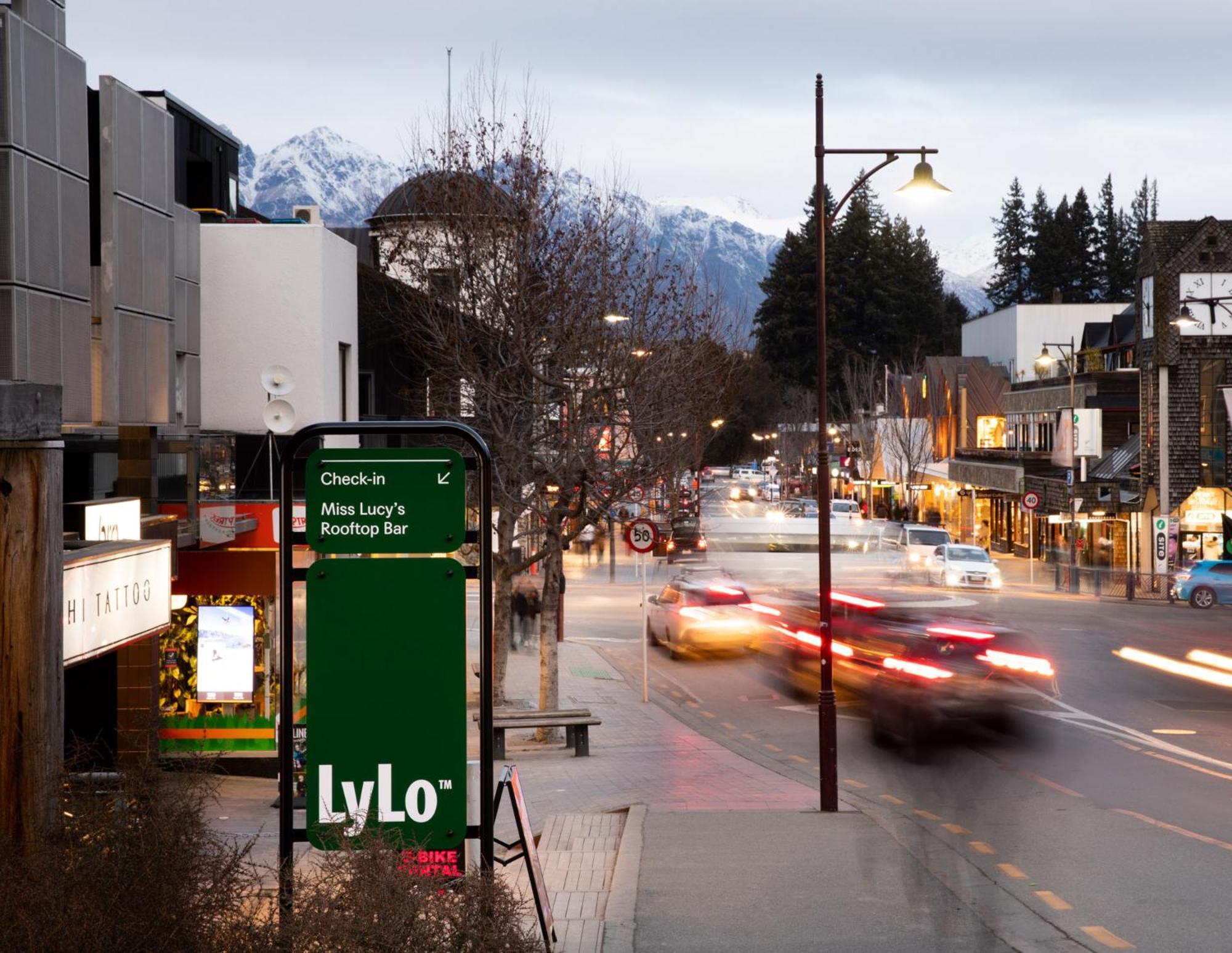 Lylo Queenstown Exterior foto The station's entrance