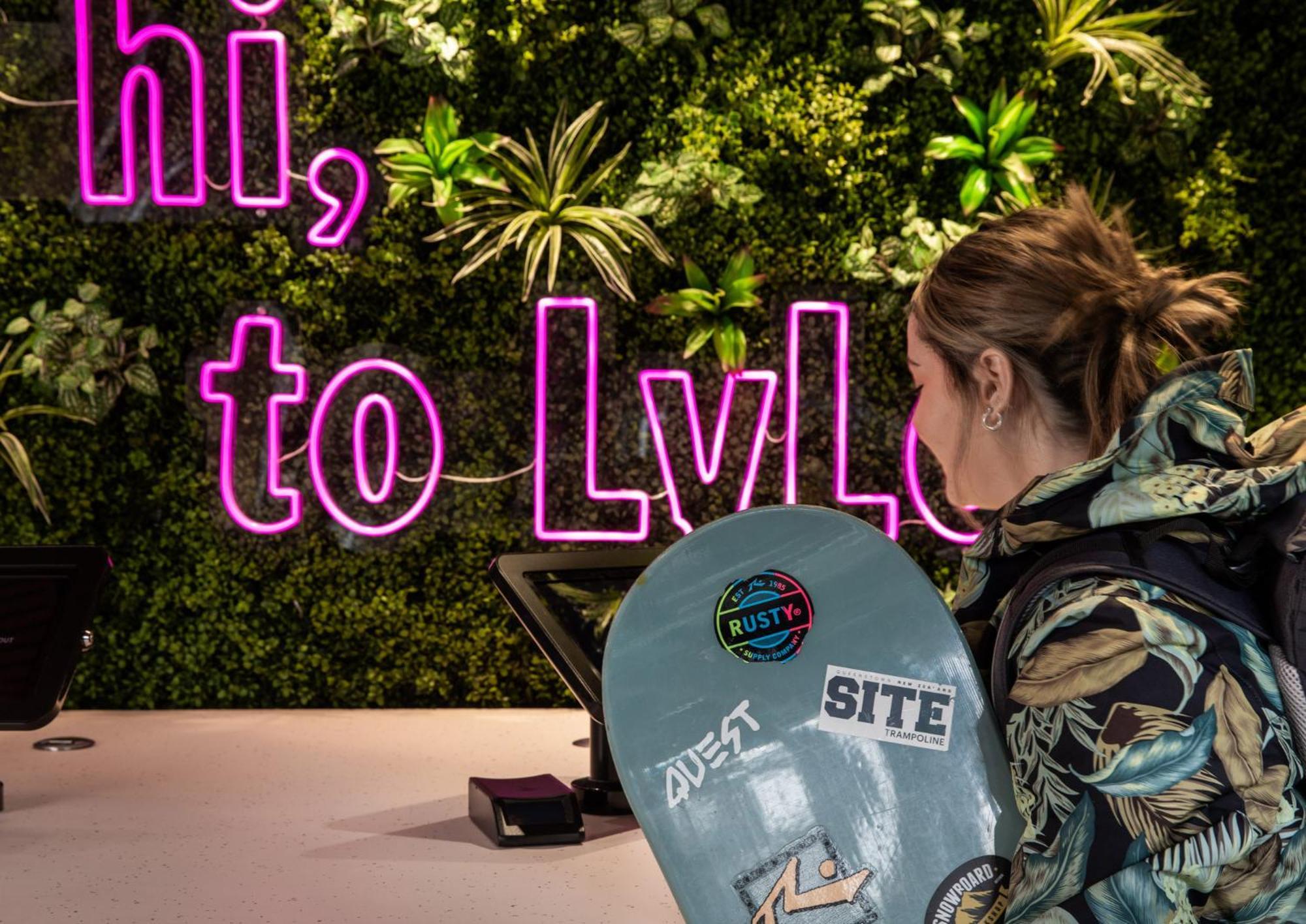 Lylo Queenstown Exterior foto A skateboarder at the 2019 event