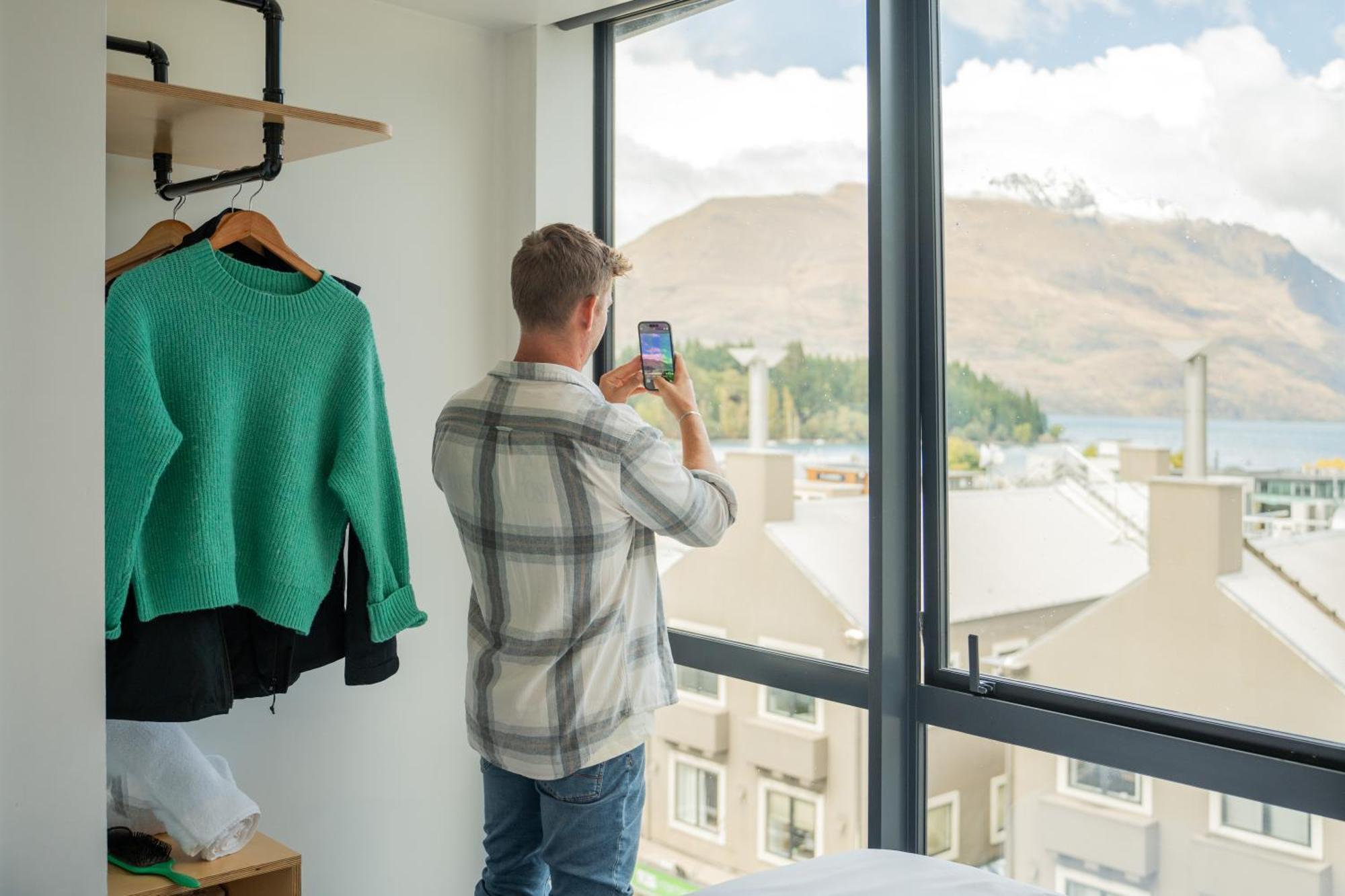 Lylo Queenstown Exterior foto A student taking a photo of the view from his room