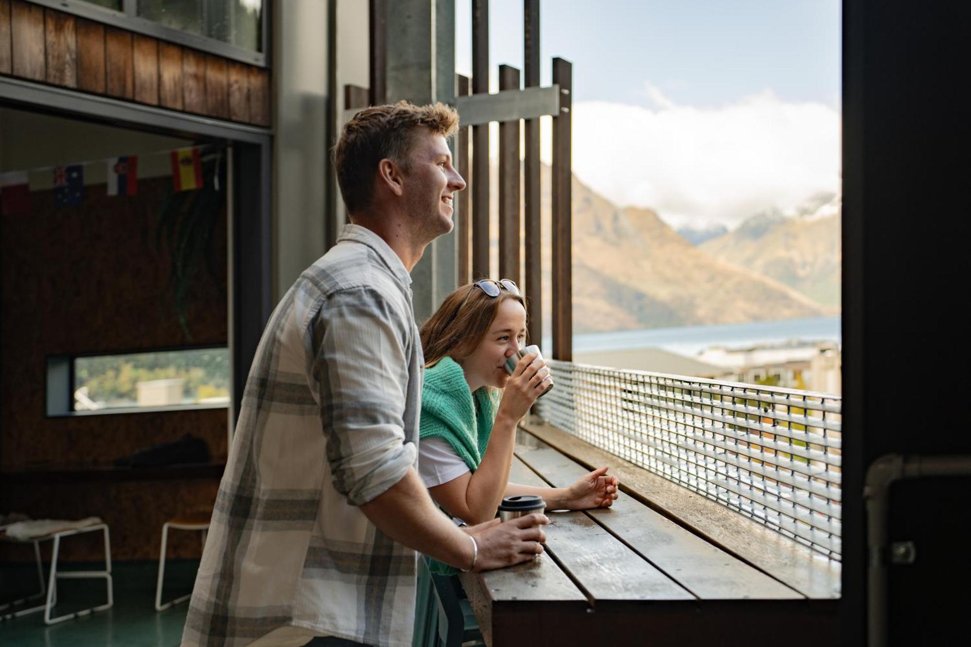 Lylo Queenstown Exterior foto Visitors enjoying the view from the cafe