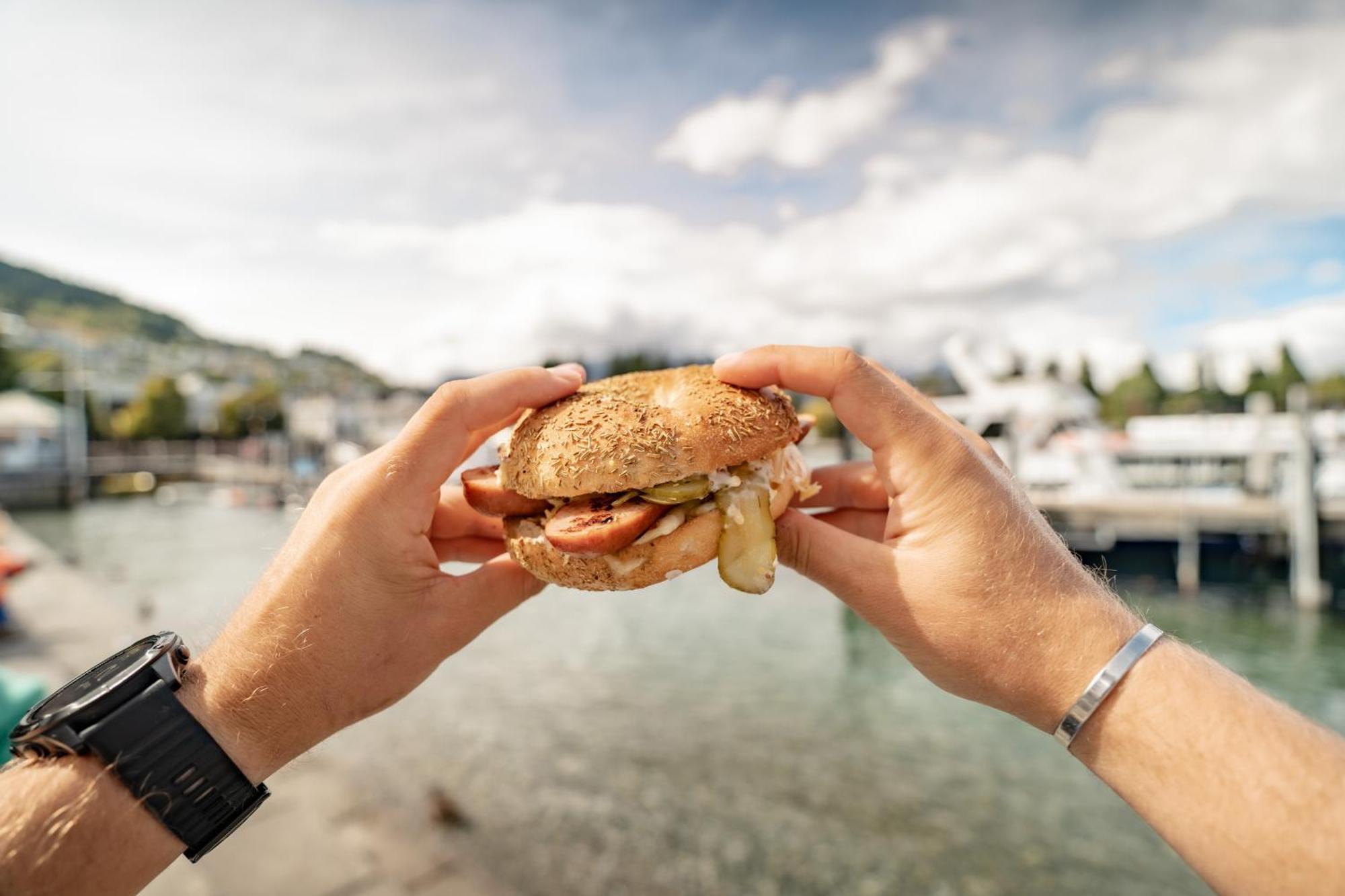 Lylo Queenstown Exterior foto A hamburger