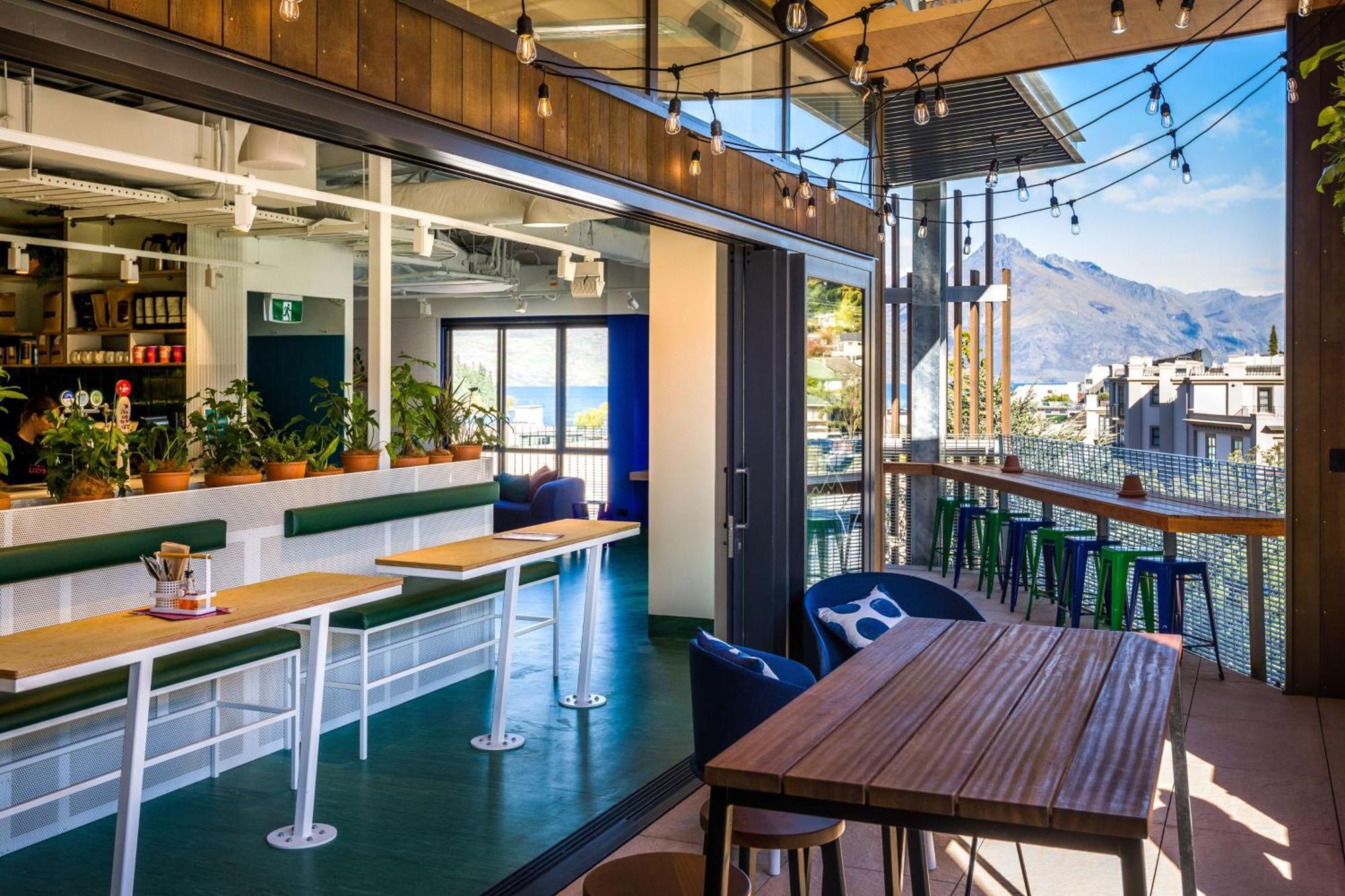 Lylo Queenstown Exterior foto The Terrace at the University of Waikato's E H Turbott Hill Campus