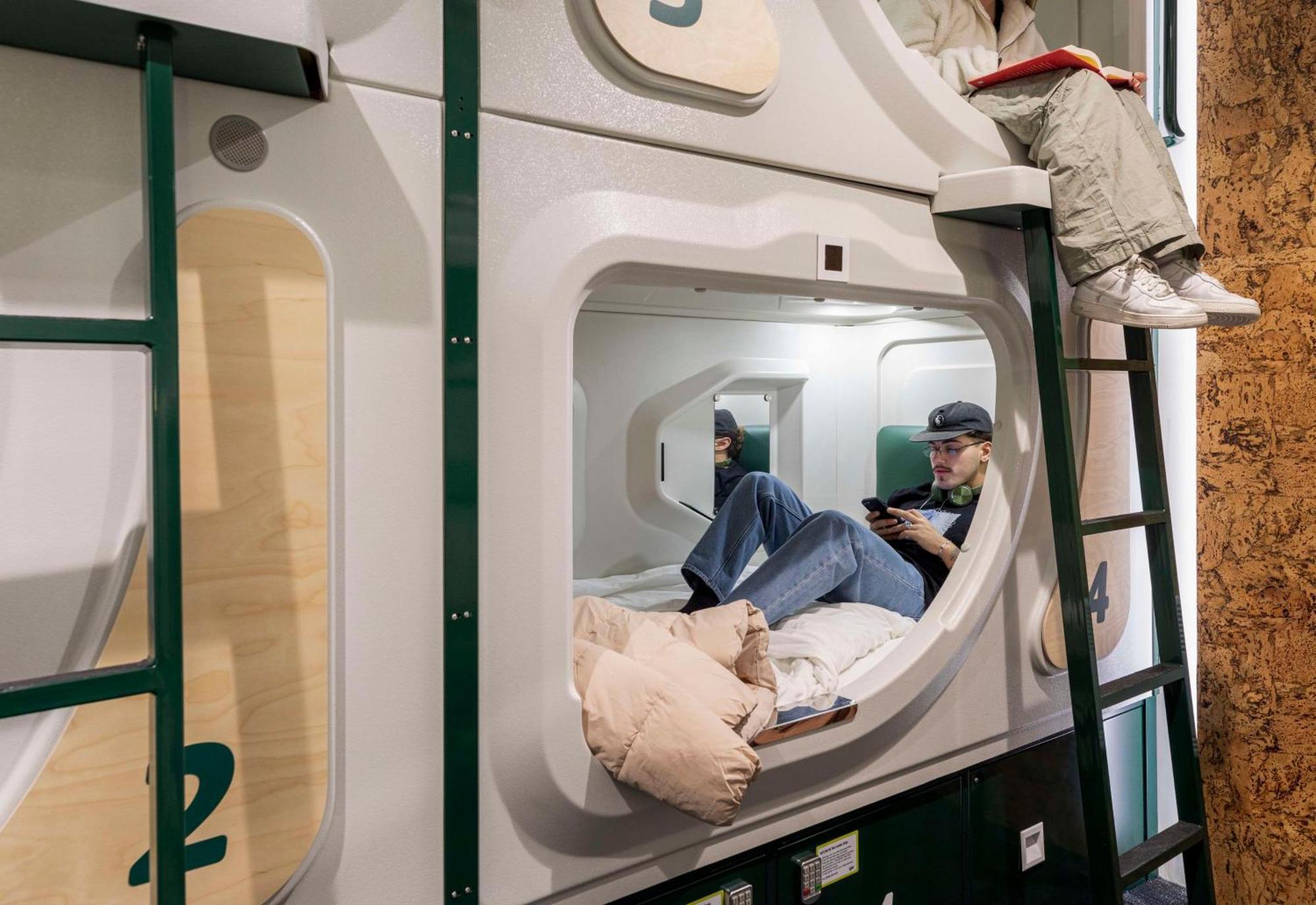 Lylo Queenstown Exterior foto Capsule hotel in Osaka, Japan