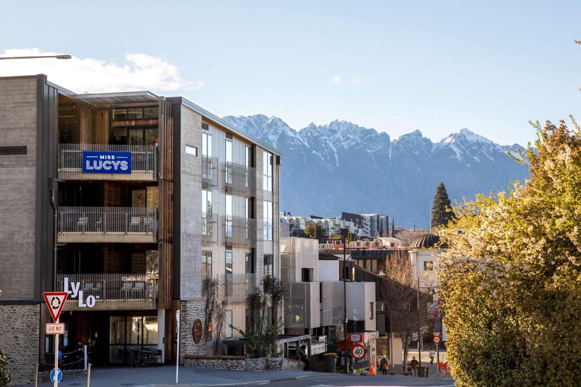 Lylo Queenstown Exterior foto The Southern Alps from the centre of Queenstown