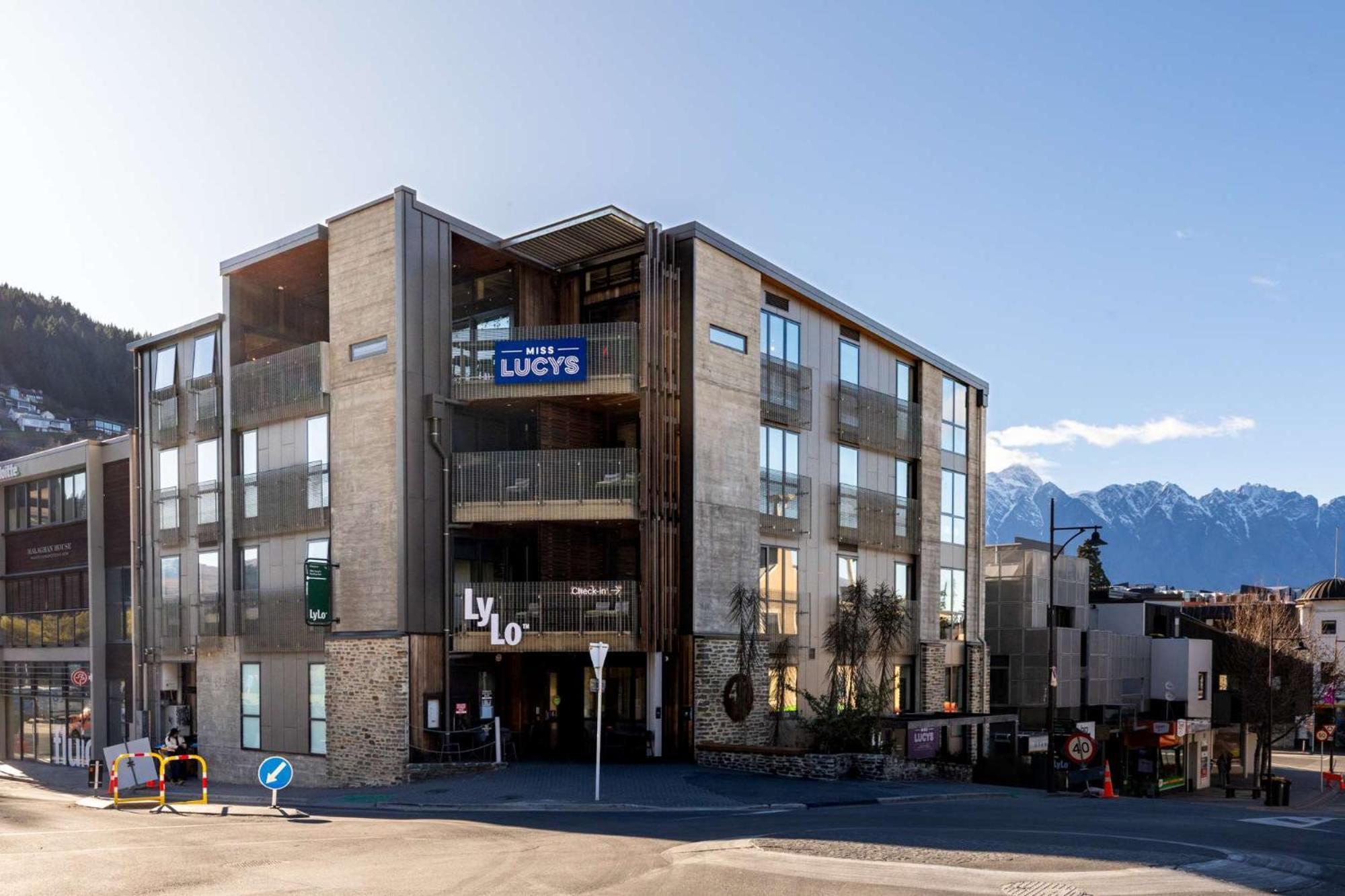 Lylo Queenstown Exterior foto The new building of the University of Liechtenstein