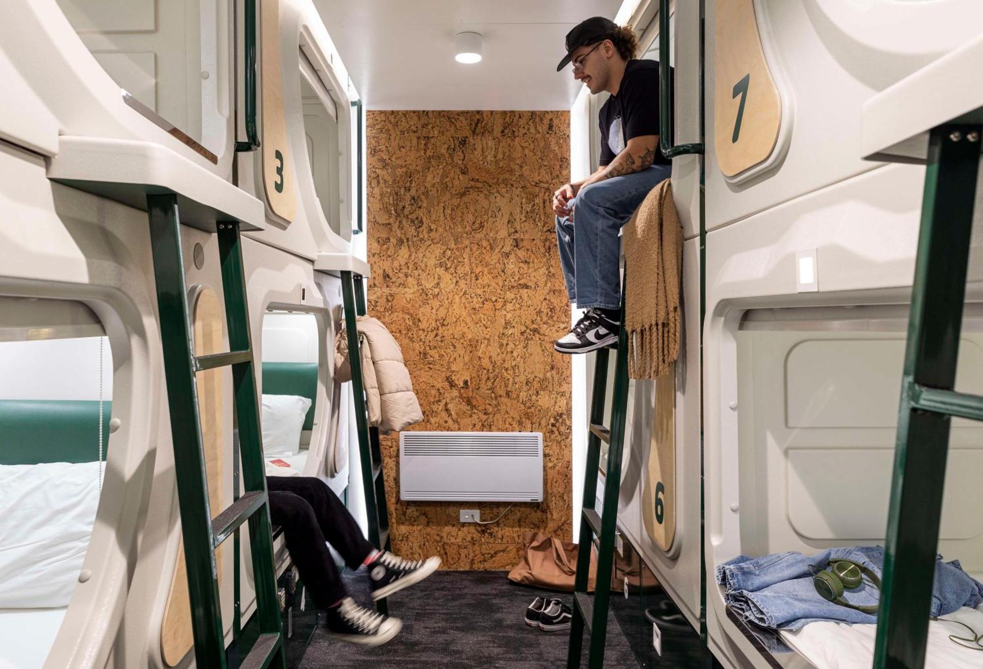 Lylo Queenstown Exterior foto Interior of a capsule hotel